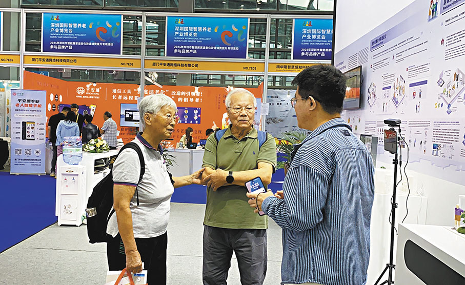 ●香港長者在香港理工大學設計學院展區諮詢服務。   香港文匯報記者李薇  攝