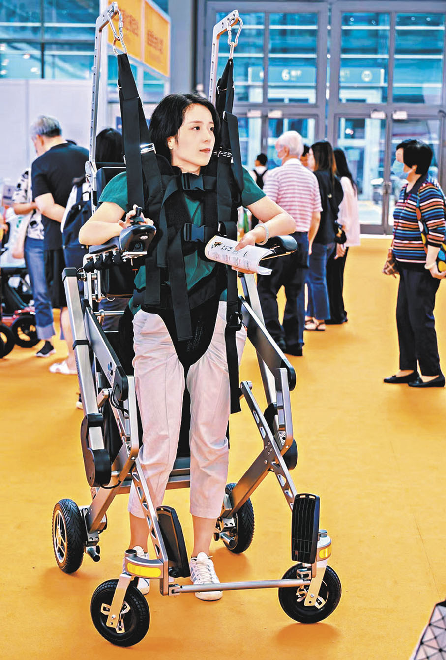 ●深圳智慧養老展上的智能化產品。  香港文匯報記者李薇  攝