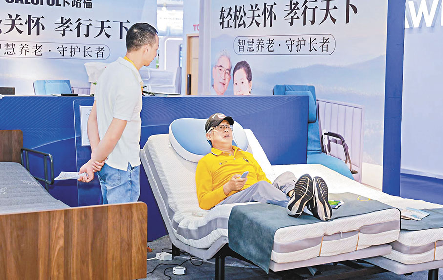 ●長者體驗卡路福床墊，感受其帶來的健康睡眠養護。   香港文匯報記者李薇  攝