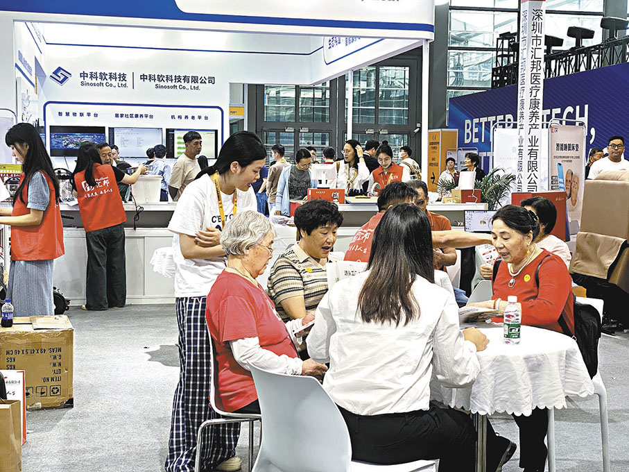 ●長者體驗深圳智慧養老展上諮詢服務。   香港文匯報記者李薇  攝