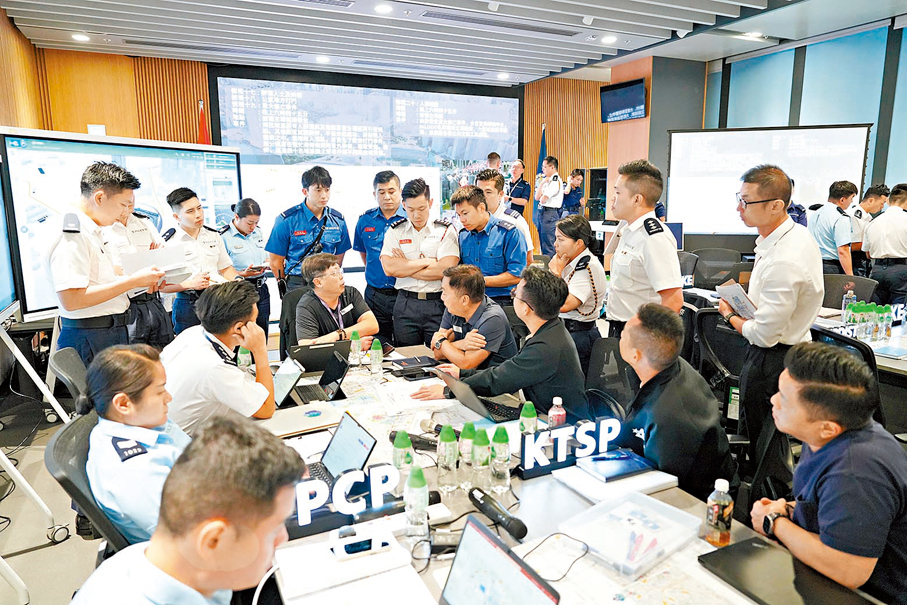 ●警方與政府部門及相關機構代表商討應對可能發生的突發情境所採取的措施。