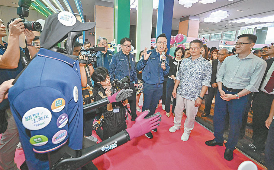 ●陳茂波及孫東參觀多項本地創新發明和科研成果。