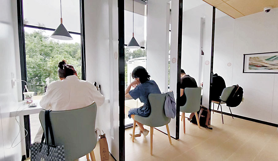 ●南山書房或在產業園區裏、或隱藏在居民區裏、或坐落在核心商圈中，構築了市民的「十分鐘文化圈」。 香港文匯報記者李薇 攝