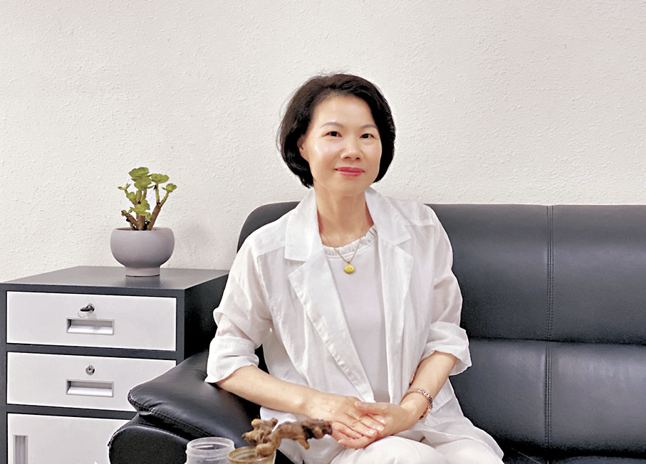 ●深圳南山區圖書館館長楊熔   香港文匯報記者李薇  攝