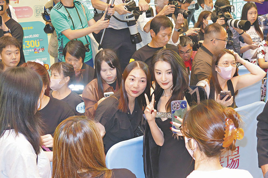 ●林夏薇與粉絲自拍。