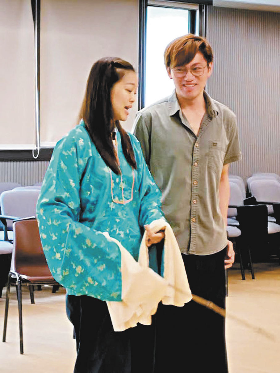 ●譚穎倫與曉瑜排演《獅吼記》。