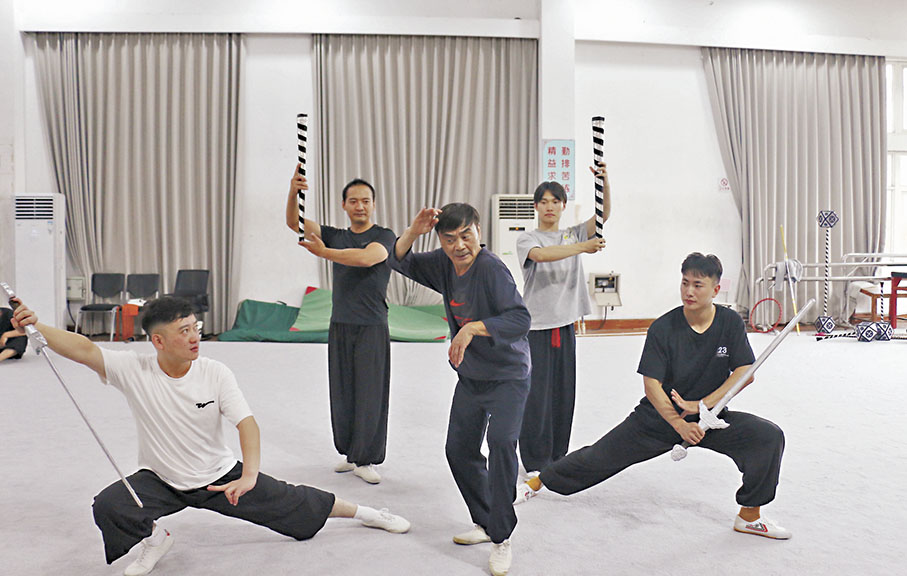 ●劉建楊（中）與4名青年演員排練紹劇猴戲《鬧天宮》，左一為其徒弟王浩爽。