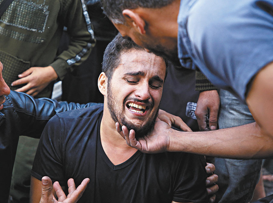 ●一名巴勒斯坦父親在加沙一個廢墟痛哭。 路透社