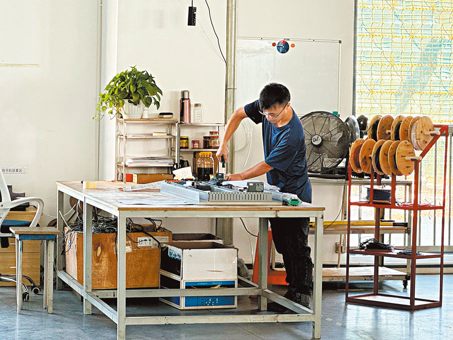 ●中科賽凌生產車間的工作人員在調試設備。 香港文匯報記者盧靜怡 攝