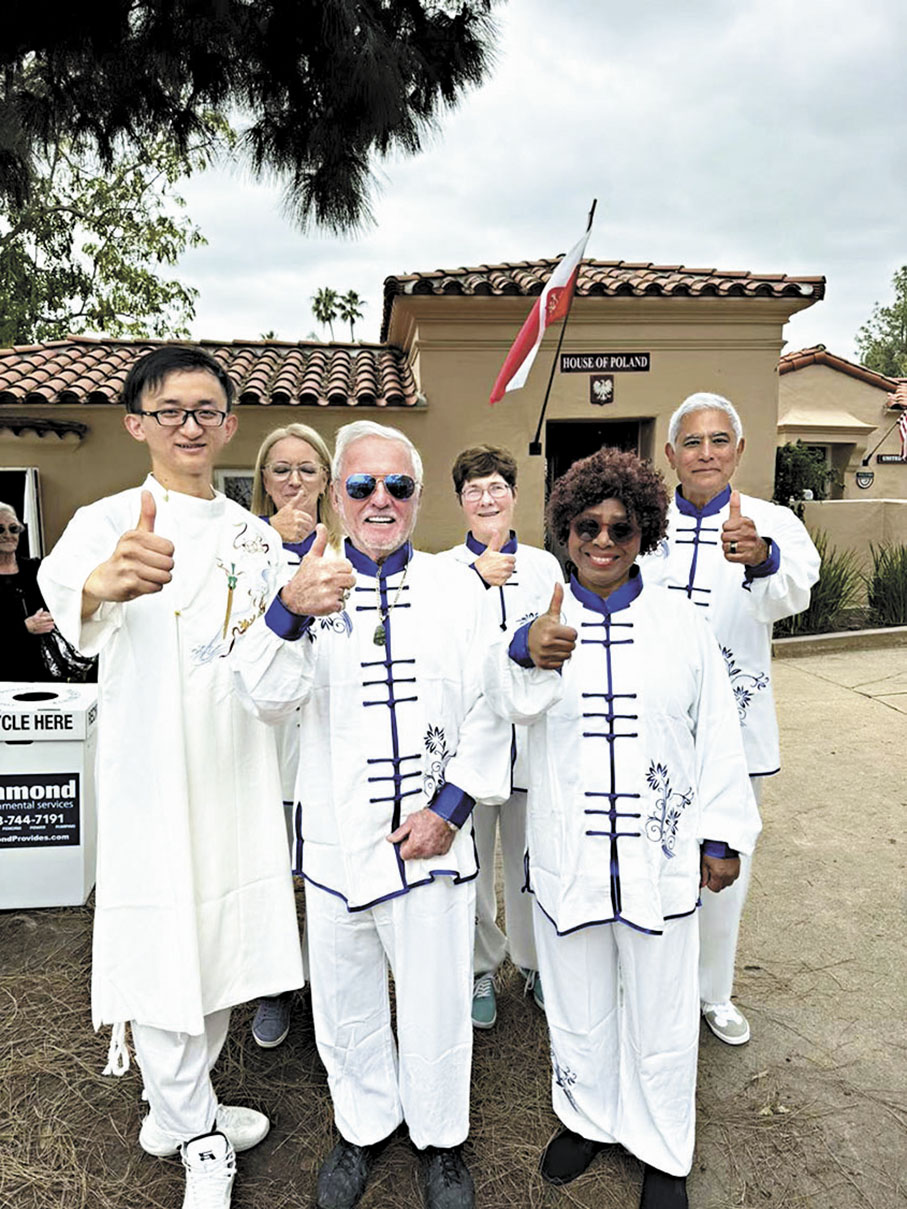 ●張永昌（左一）與國際友人交流。 受訪者供圖