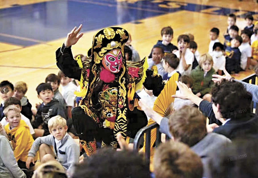 ●張永昌的川劇變臉藝術走進美國校園，備受學生喜愛。 受訪者供圖