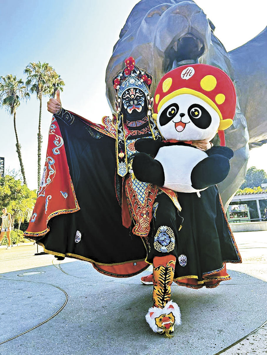 ●張永昌身穿川劇變臉服飾亮相美國街頭。 受訪者供圖