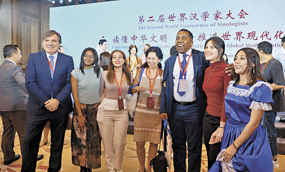 ●與會漢學家合影留念。香港文匯報 記者 蔣煌基  攝