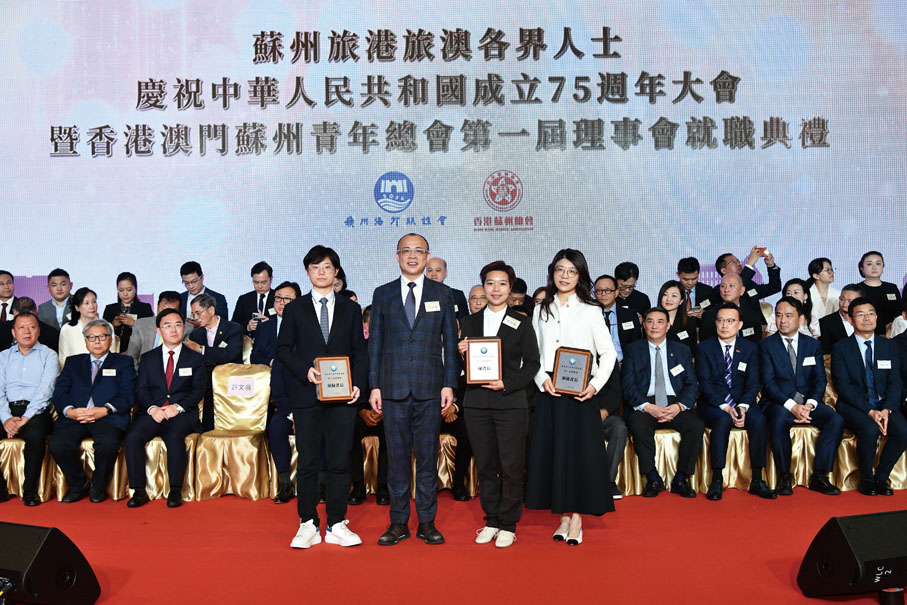 ●許文前（左二）向秘書長、副秘書長授牌。