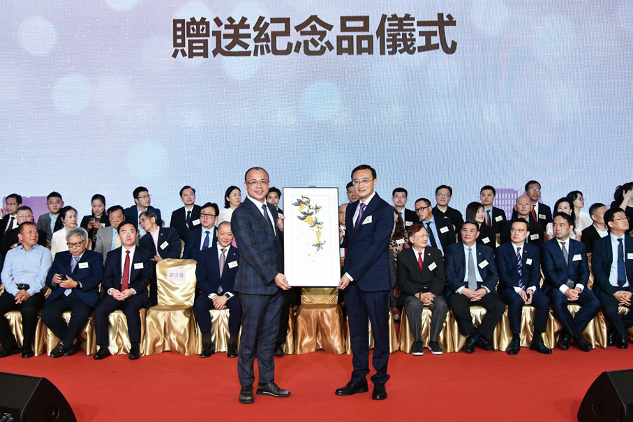 ●王颺（右）向許文前（左）贈送紀念品。