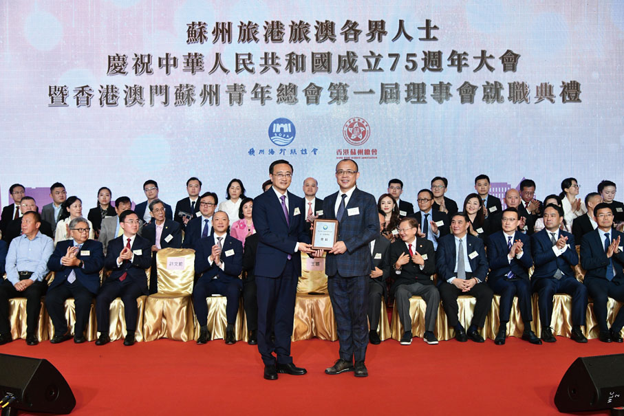 ●王颺（左）向許文前（右）授牌。