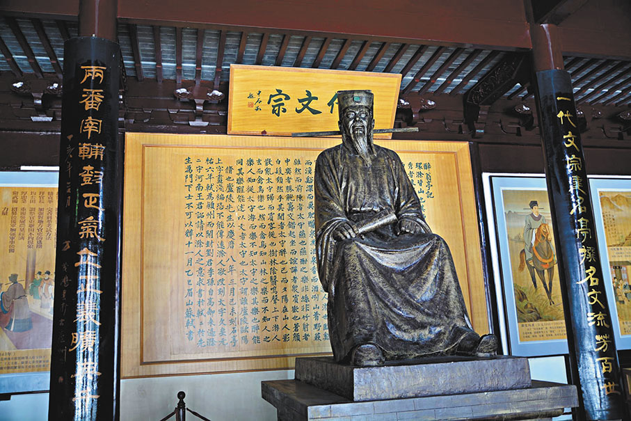 ●歐陽修被譽為一代文宗，母親鄭氏被列為古代四大賢母之一。圖為歐陽修雕像。 網上圖片