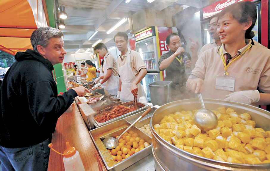 ●以咖喱魚蛋為代表的港式小吃的香氣，承載着港人的回憶與情懷。圖為小吃攤位。 資料圖片