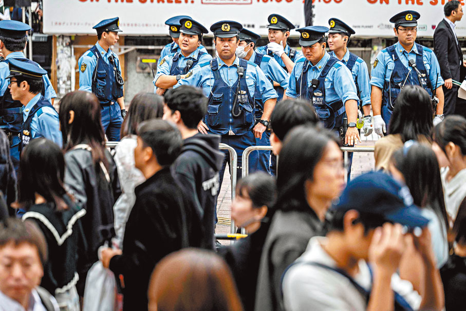 ●警員在立憲民主黨黨總裁野田佳彥講話現場維持秩序。 法新社