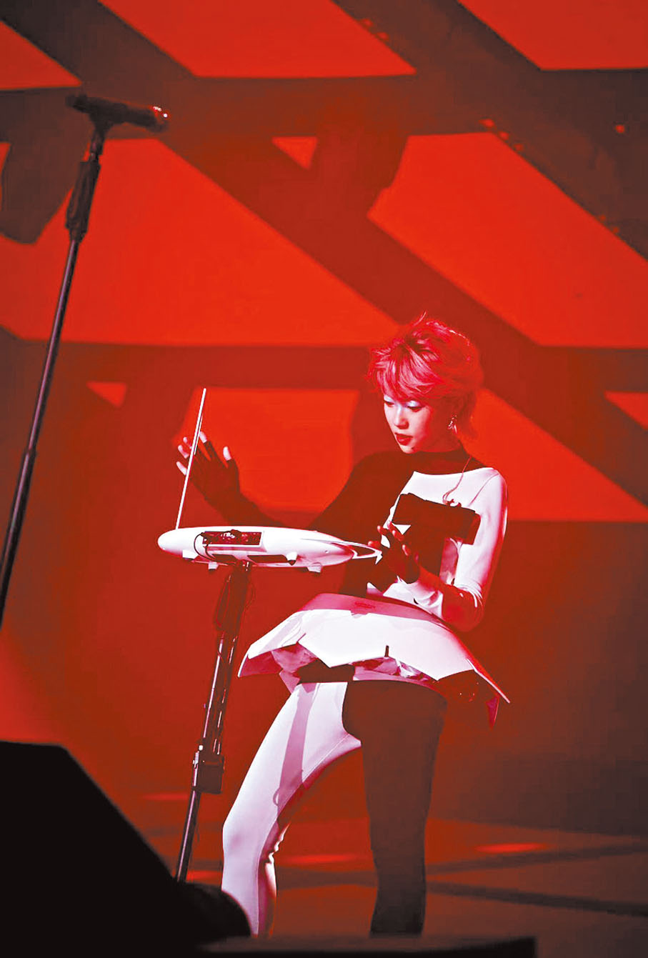 ●竇靖童玩特雷門琴。