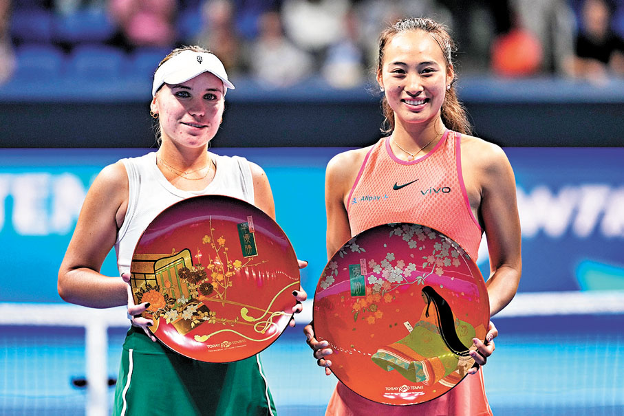 ●鄭欽文（右）和肯寧在頒獎儀式上。  新華社