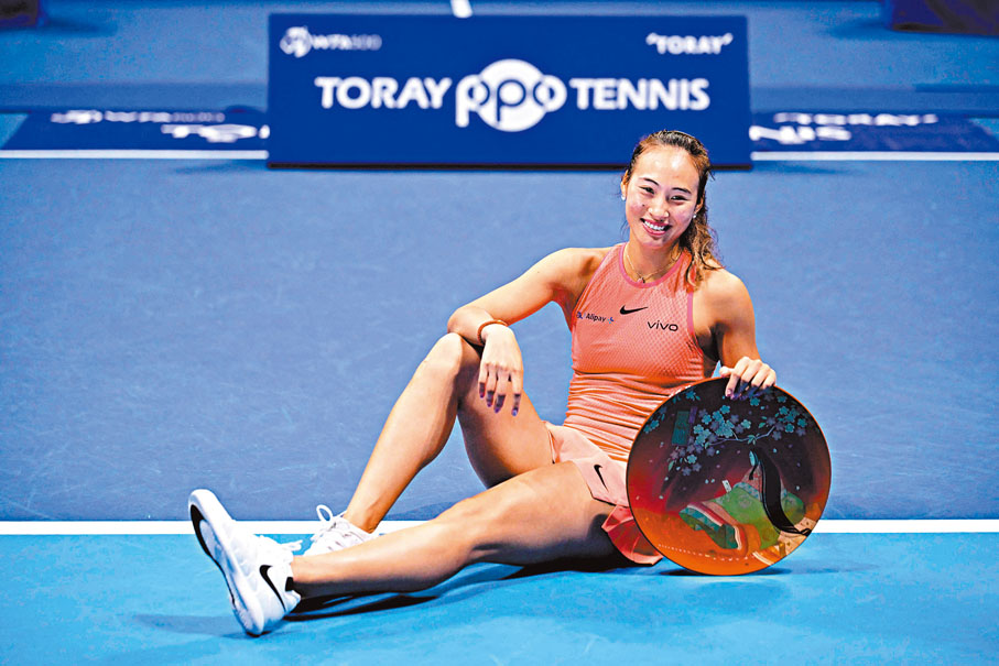 ●鄭欽文與獎碟合照。 法新社