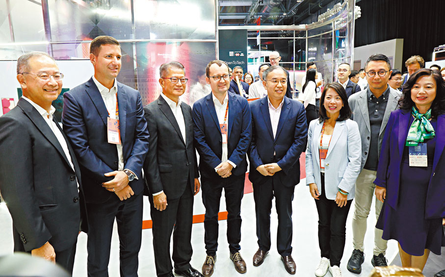 ●香港金融科技周昨揭幕，陳茂波（左三）等多位香港特區政府官員出席。香港特區政府在活動發布有關在金融市場負責任地應用人工智能（AI）政策宣言。香港文匯報記者萬霜靈  攝