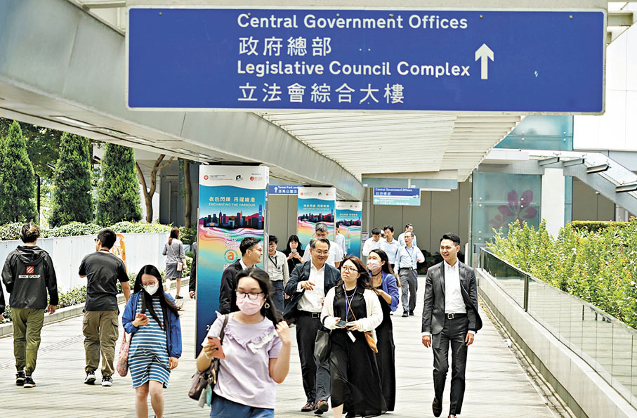 ●鄧炳強希望透過公職人員指引，令他們更有效掌握條例，多思考工作是否充分考慮維護國家安全的條件。圖為公務員往政府總部上班所經之路。 資料圖片