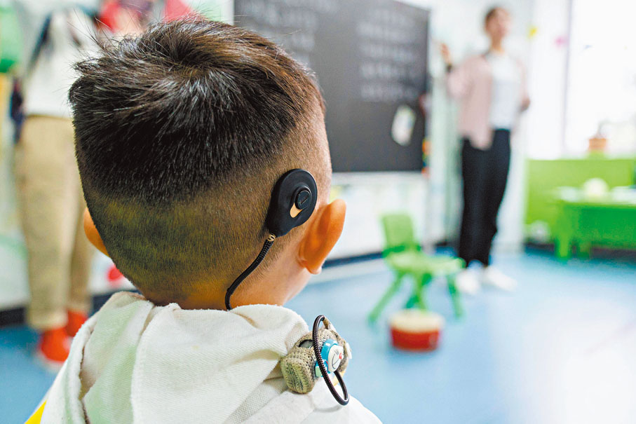●在湖南一語言康復中心，一名聾兒佩戴人工耳蝸聽課。資料圖片