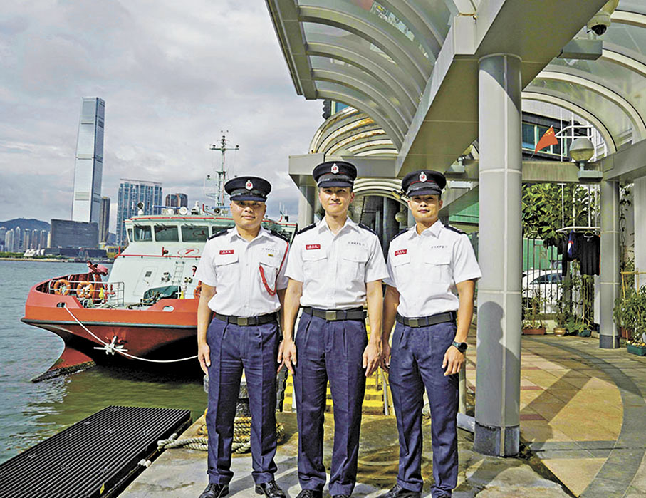 ●圖為參與「雷霆救兵」行動的高級消防隊長詹德峰（中）、伍頌然（右）及消防隊長袁家偉（左）。 資料圖片
