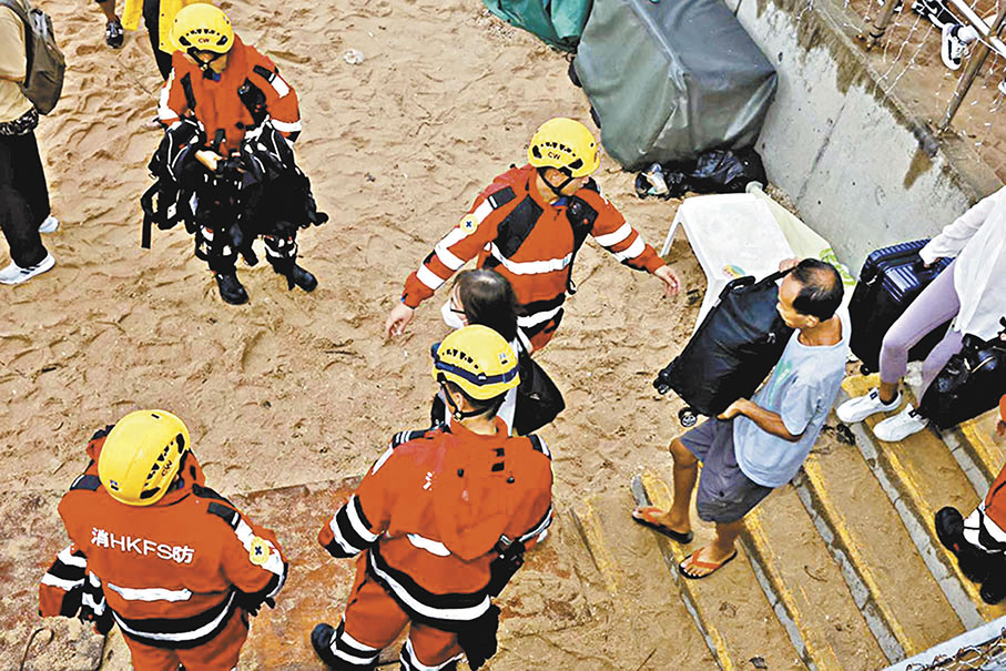 ●圖為正在撤離的石澳居民。 資料圖片