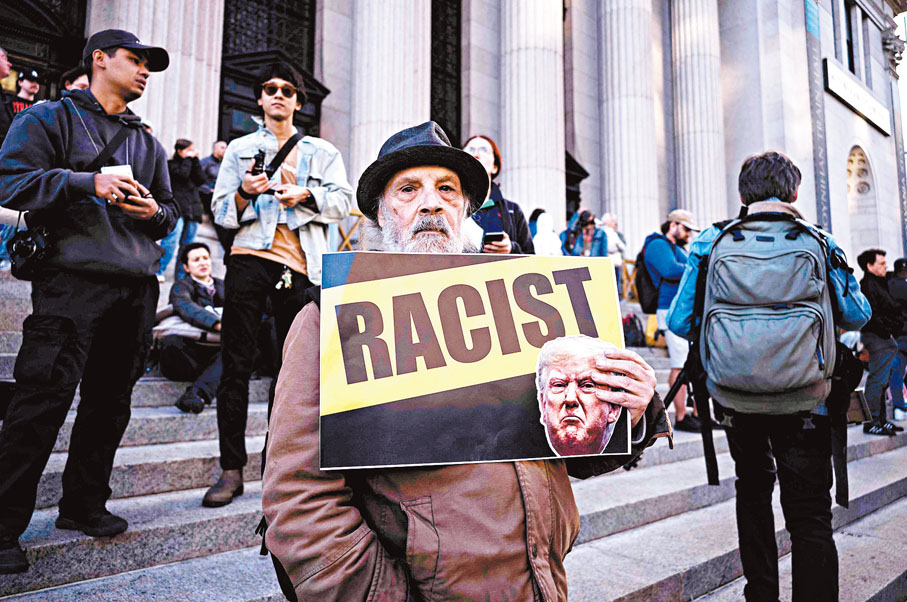 ●紐約民主黨支持者在會場外抗議特朗普是種族主義者。法新社