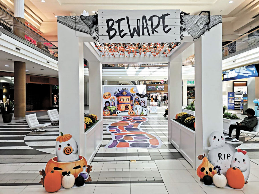 ●加拿大商場擺滿萬聖節布置，剌激消費者購買意慾。    成小智 攝