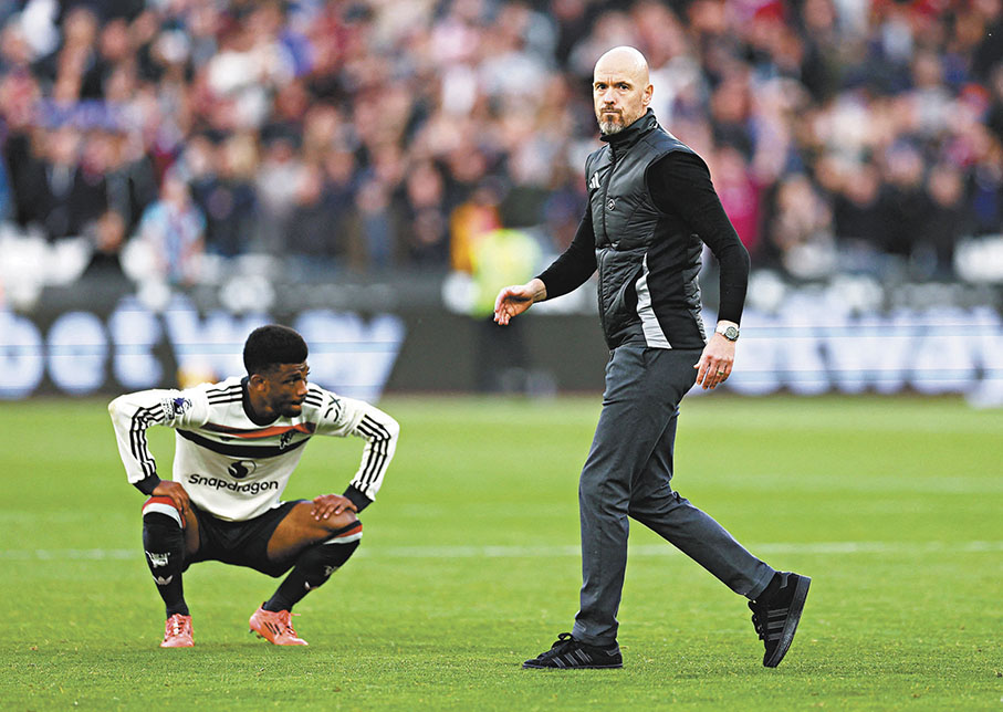 ●曼聯又輸一場，球員們都相當洩氣，而坦哈格（右）賽後亦被辭退收場。  路透社