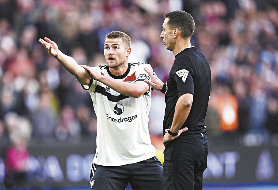 ●迪歷特不滿球證的12碼判決。  美聯社