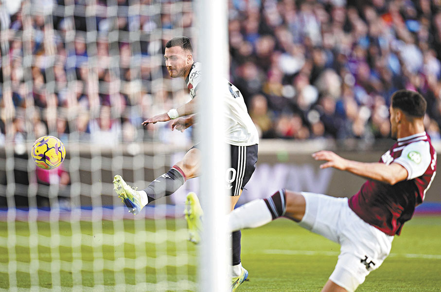 ●達洛治(左)面對空門的大好機會卻竟告炒高。  美聯社