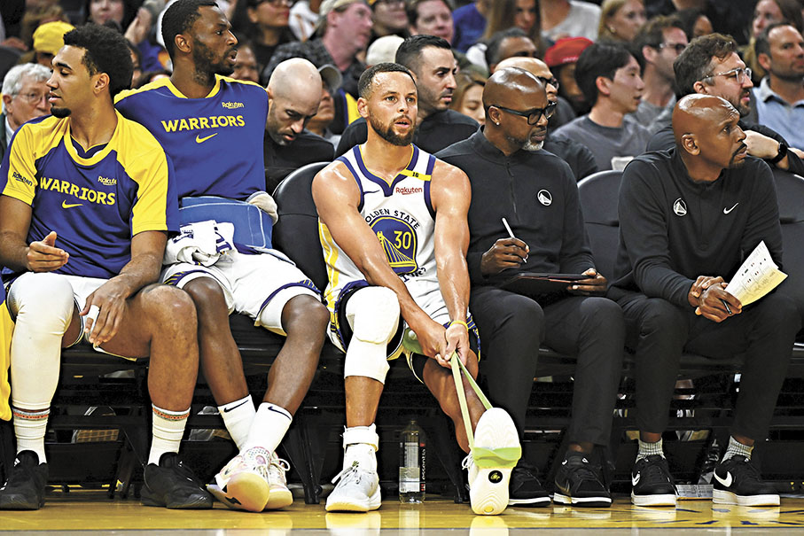 ●史提芬居里腳踝受傷。  美聯社