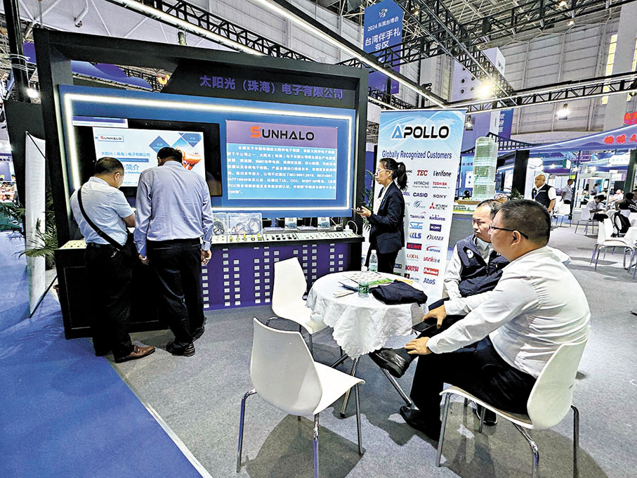 ●廣東省研發人員數量已達135萬人，居全國首位。圖為一家科技企業在洽談會上介紹其技術。 香港文匯報記者盧靜怡  攝