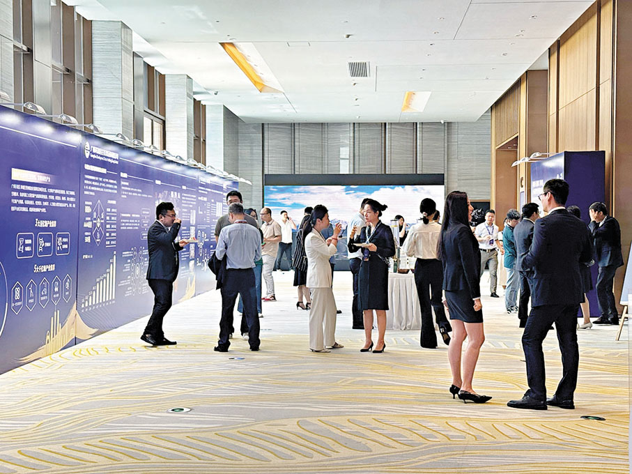 ●一場活動中，來自不同領域的人才在相互傾談。香港文匯報記者盧靜怡  攝