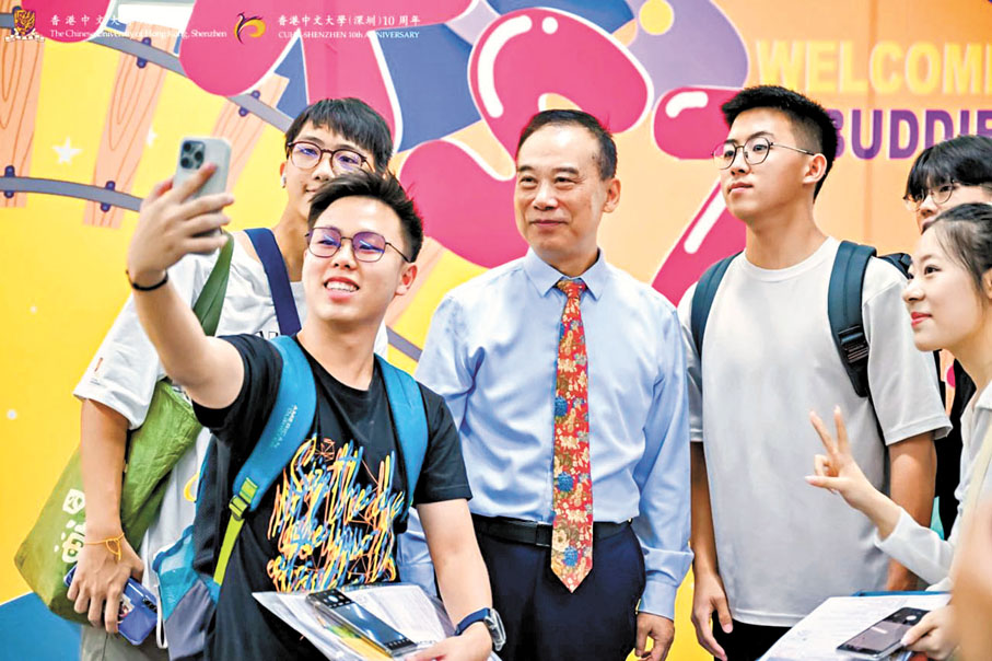 ● 高校成為深圳人才的「蓄水池」。圖為成立十周年的香港中文大學（深圳）迎來2024年本科生。 香港文匯報深圳傳真