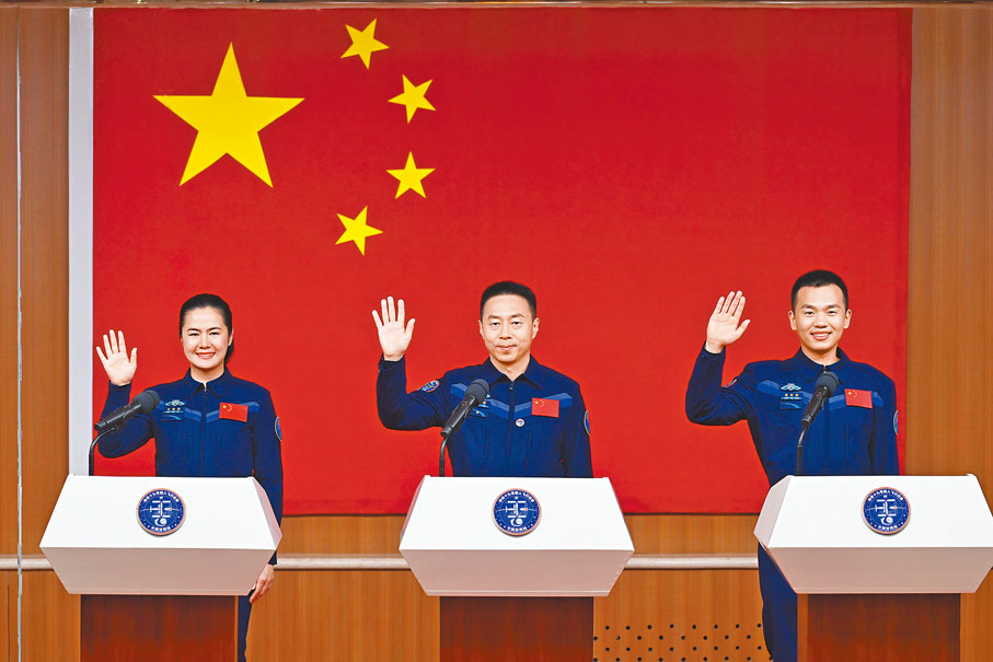 ●10月29日，神舟十九號載人飛行任務航天員蔡旭哲（中）、宋令東（右）、王浩澤（左）在酒泉衛星發射中心問天閣與媒體記者集體見面。 新華社