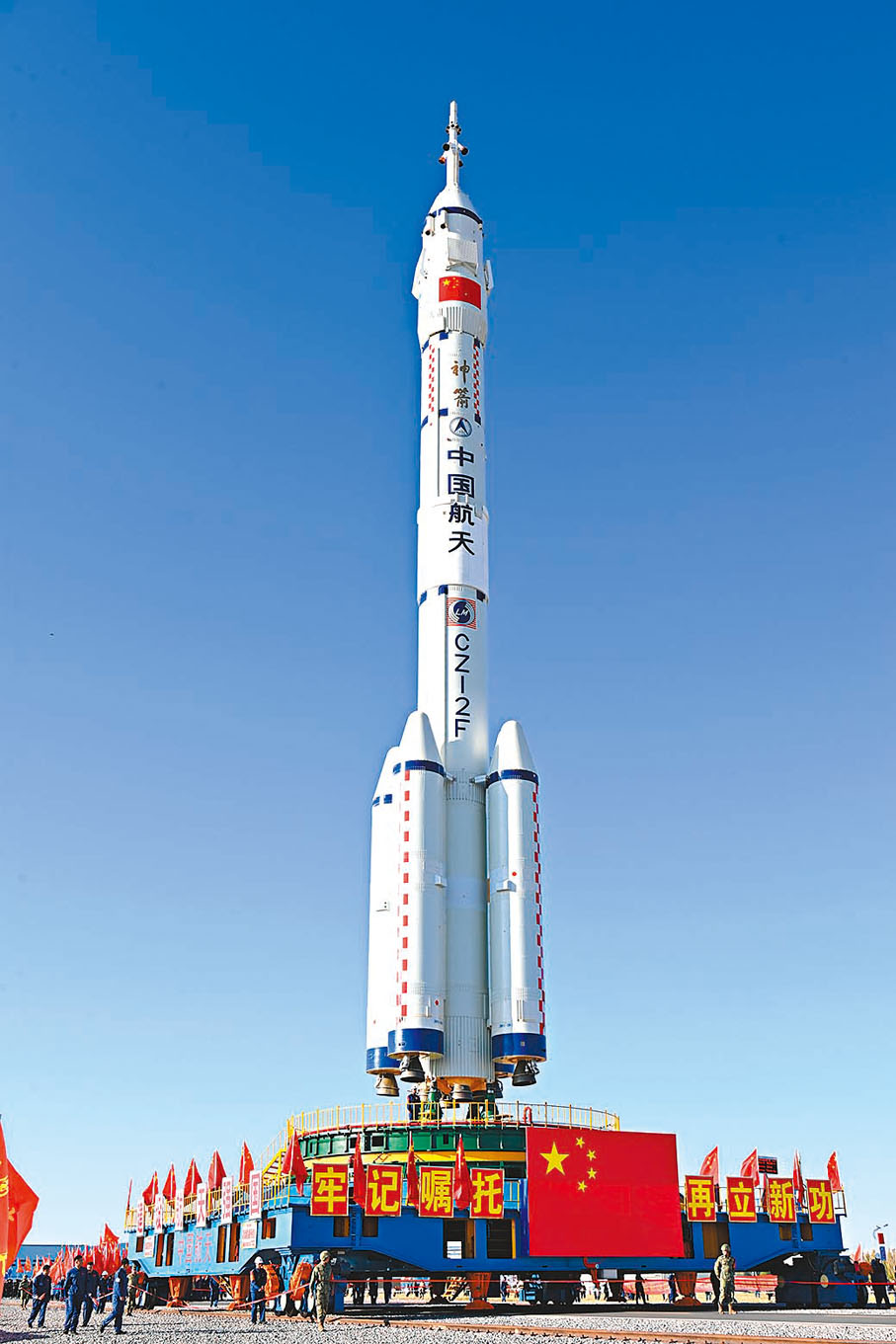 ●10月22日下午，神舟十九號載人飛船與長征二號F遙十九運載火箭組合體在垂直轉運中。 新華社