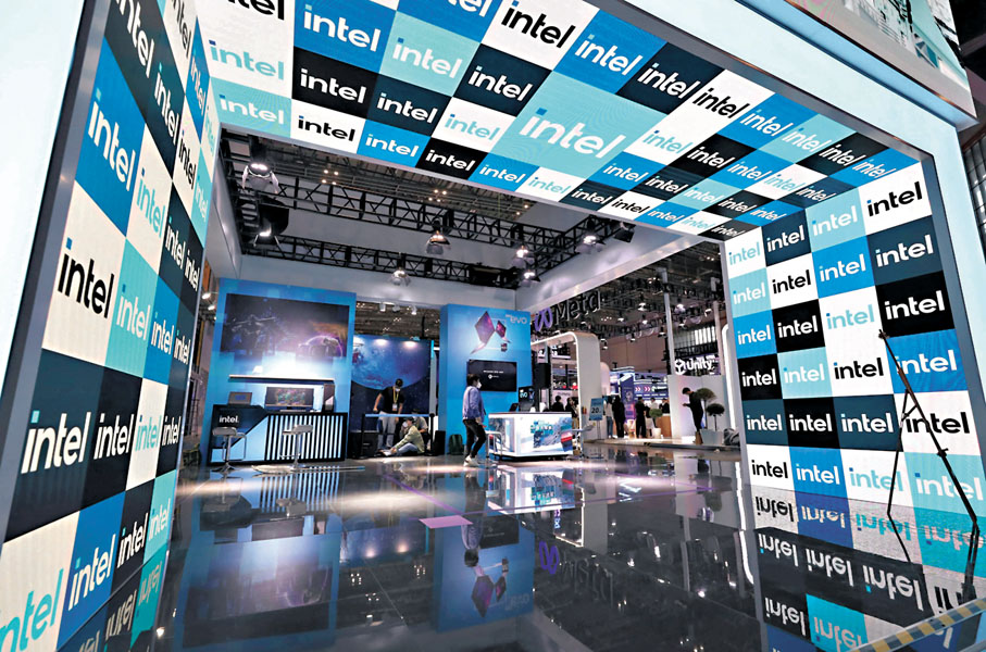 ●早前工作人員在英特爾公司進博會展台進行布展調試。 資料圖片
