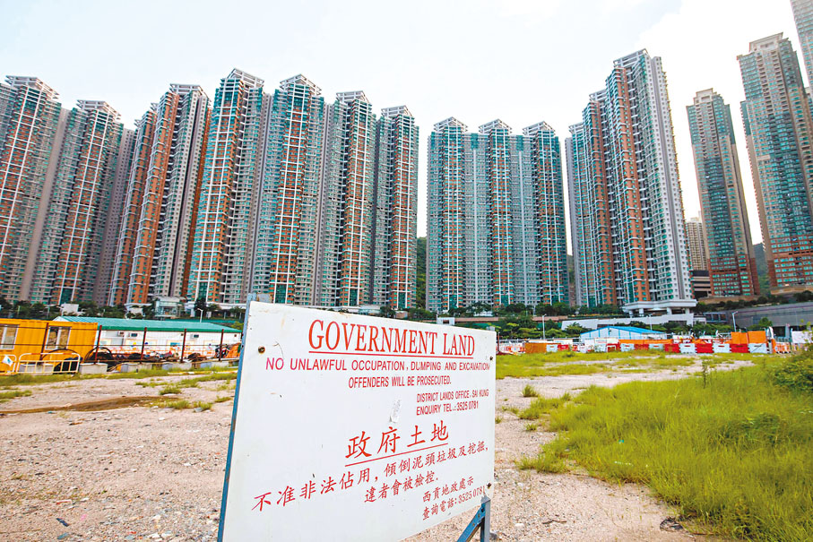 ●李家超強調，政府要牢牢掌控土地主導權，否則土地的主導權就變成在利益藩籬的控制之中，這不符合市民和香港的利益。圖為有土地豎立告示牌列明屬政府土地。 資料圖片