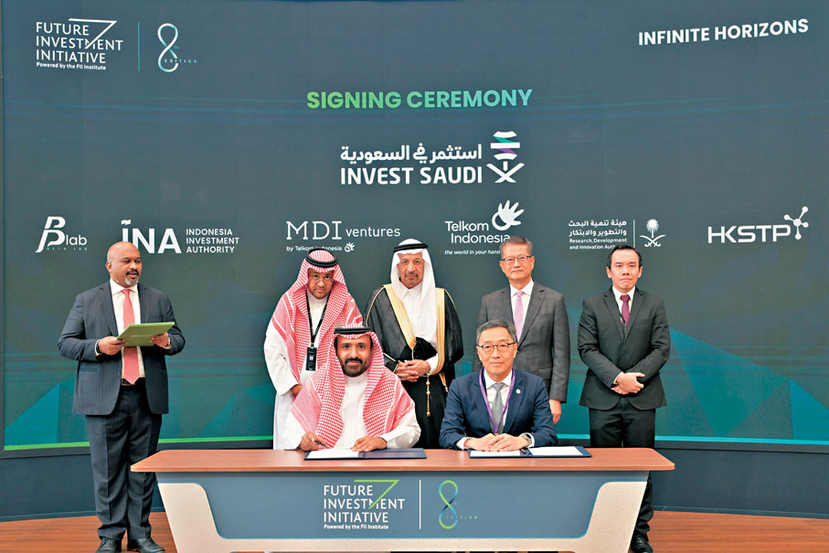 ●陳茂波與沙特阿拉伯投資大臣Khalid Al-Falih一同見證香港科技園公司與沙特阿拉伯專注深科技的創投公司Beta Lab簽戰略合作協議。