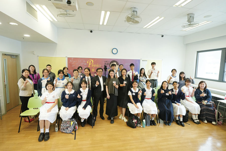 ●中學二組小組賽場—學生及評判合影。