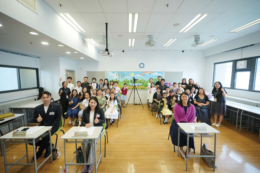 ●小學二組小組賽場—學生及評判合影。