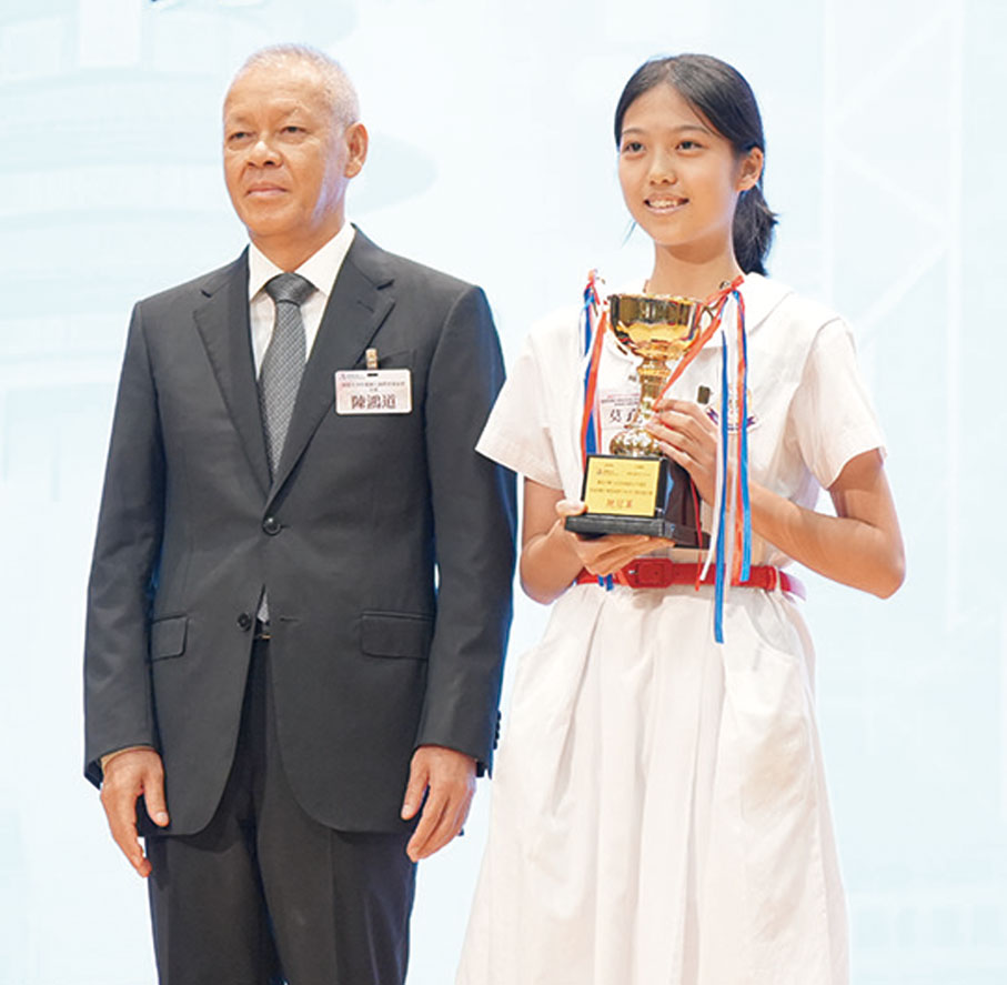 ●基金會主席陳鴻道向中學組總冠軍莫子賢頒發冠軍獎盃。