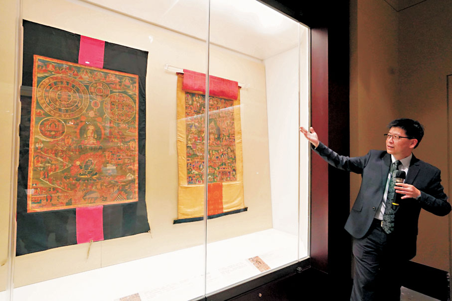 ●鄧民亮介紹展出文物。 