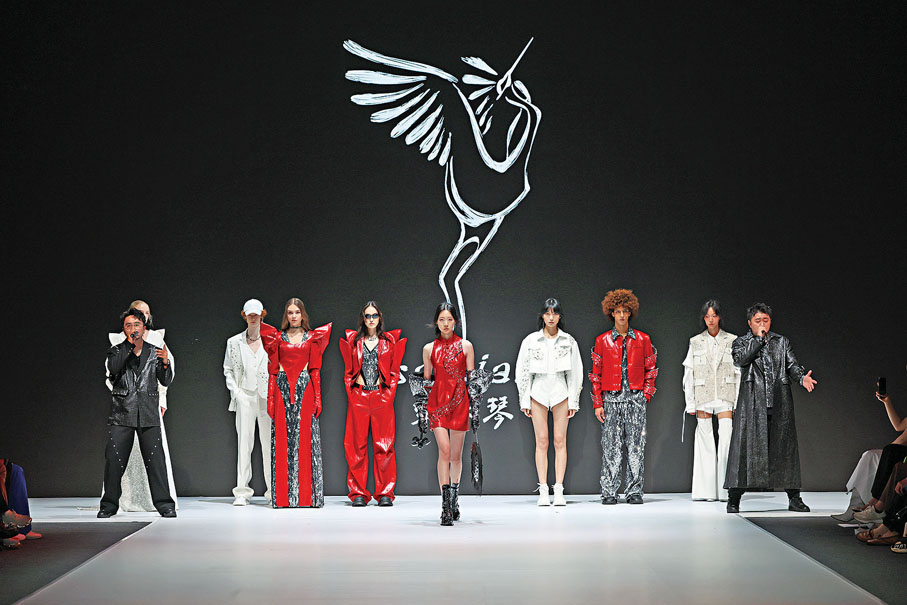 ●香港時裝設計師品牌ESA LIANG與非遺剪紙代表杜彩蘭在時尚聯乘上合作。